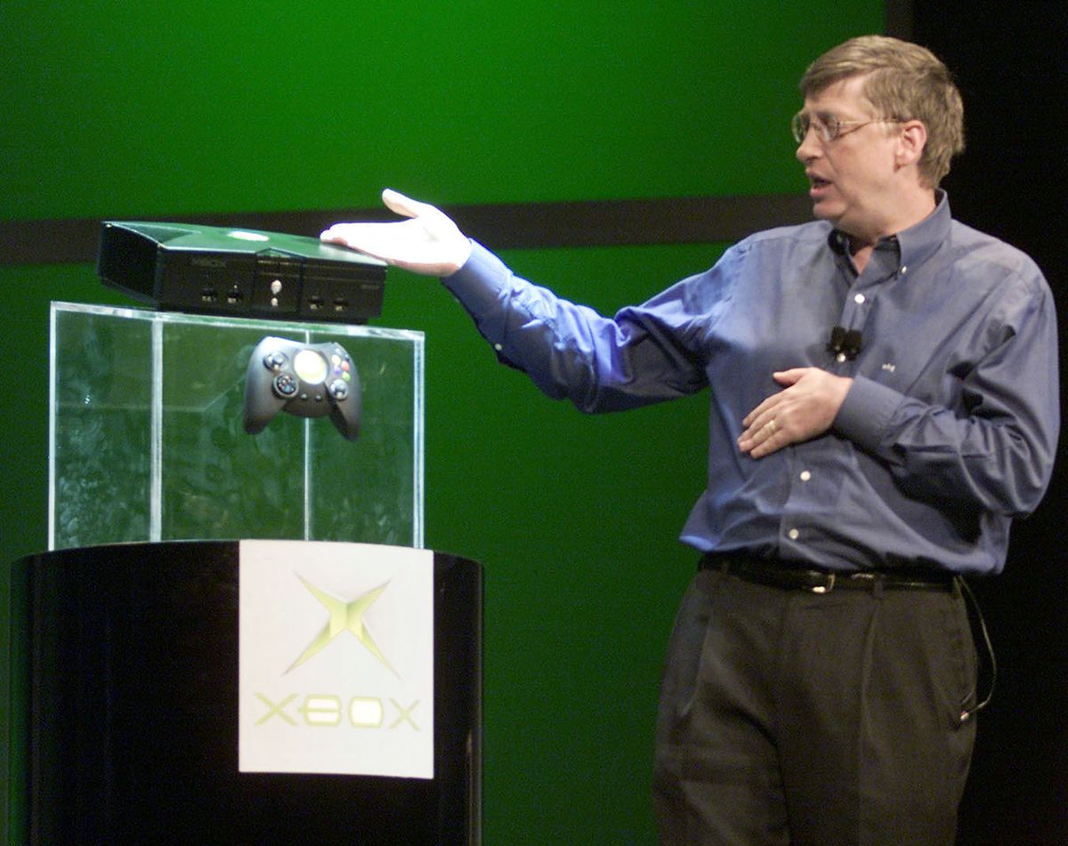 Microsofts grundare Bill Gates presenterar Xbox på scenen på CES 2001