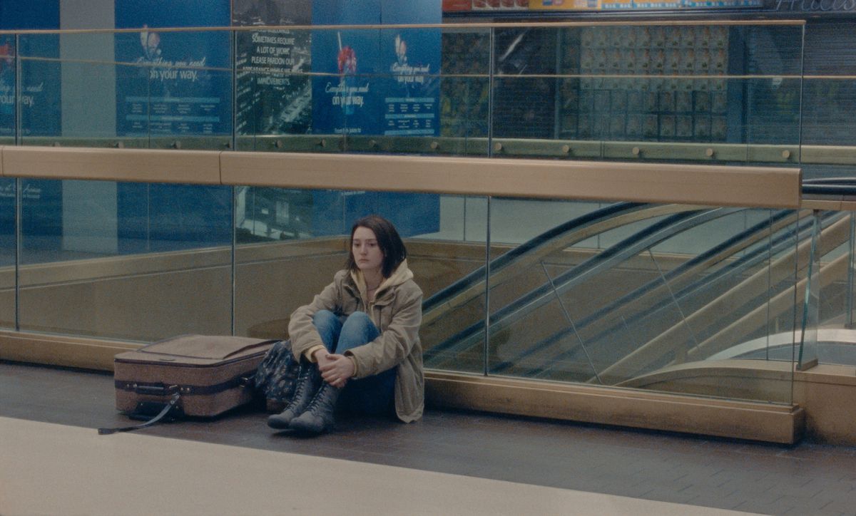 en ung kvinna sitter på golvet i Penn Station