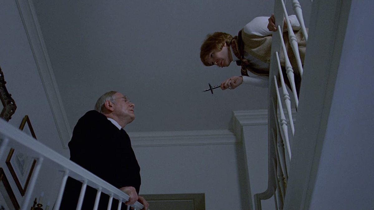 Ellen Burstyn svänger ett krucifiks på Rudolf Schündler i en skärmdump från The Exorcist