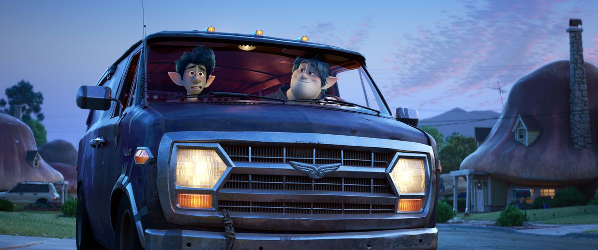 Blåskinnade animerade älvbröder Ian, som ser nervös ut, och korn, som ser självmodig ut, sitter i framsätet i en blå skåpbil tillsammans i Onward