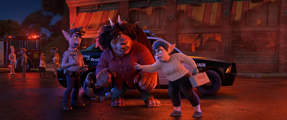 Blå älvmamma Laurel och Manticore konfronterar en älvmästare i Pixar's Onward.