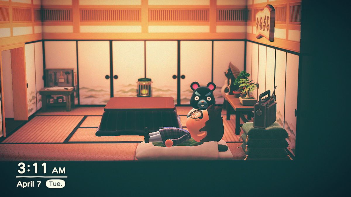 En bybor tittar på spelaren som ligger på sin säng kl. 3 i Animal Crossing. 