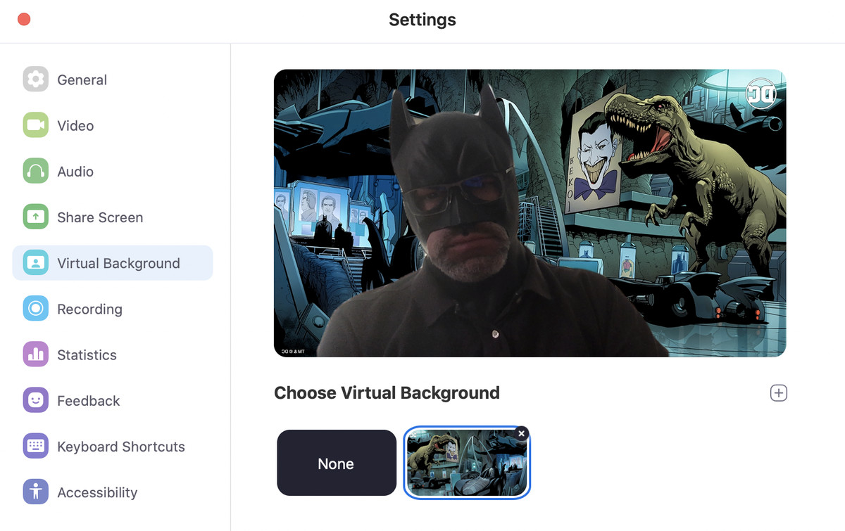 bild som visar en zoomanvändare som bär en batmanmask framför en virtuell bakgrund med batcave