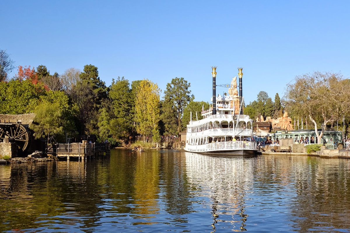 Foto av en ångbåt på en sjö i Frontierland, Disneyland, CA