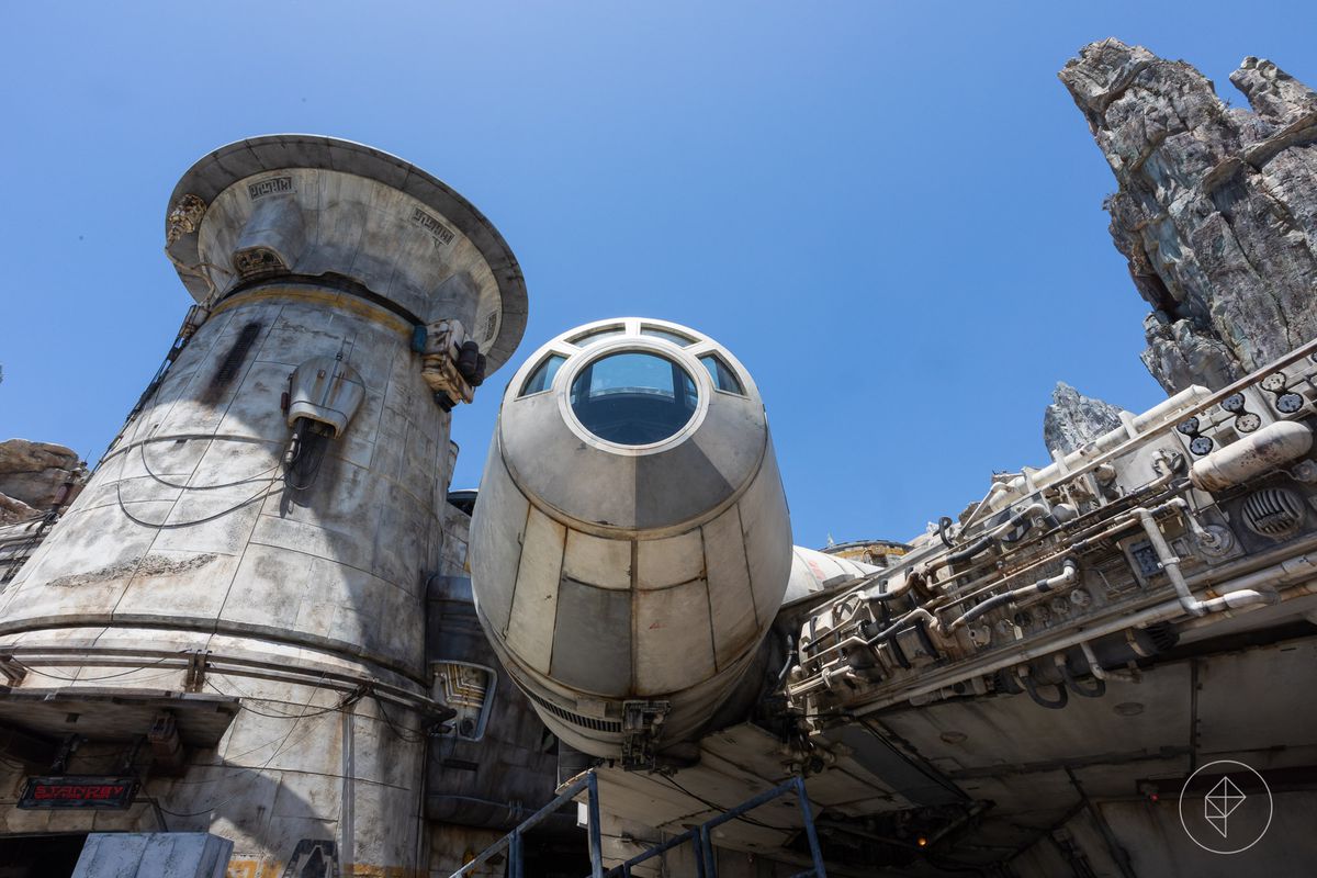 Närbild på Millennium Falcon i full storlek i Galaxy's Edge, Disneyland 