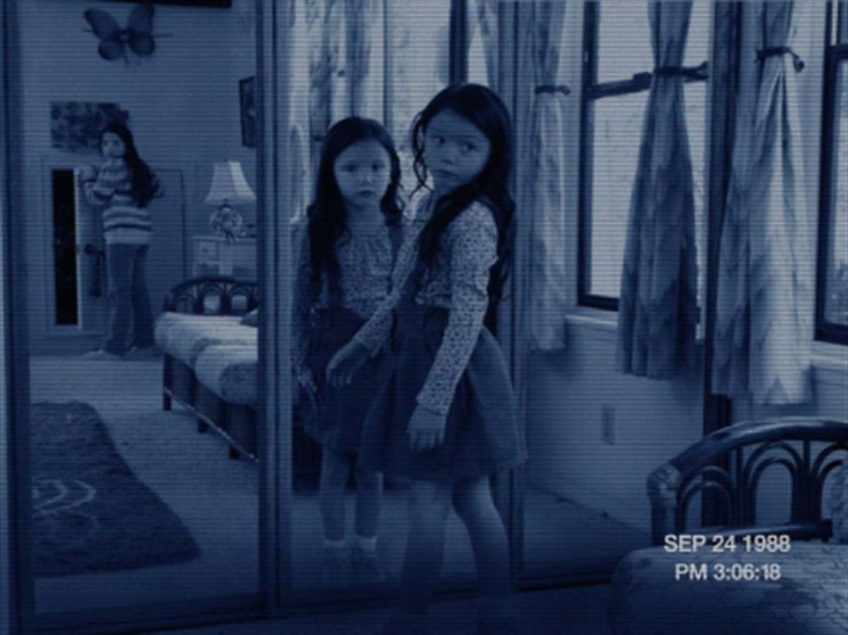 En liten flicka vänder sig men hennes spegelbild gör det inte! i Paranormal aktivitet 3