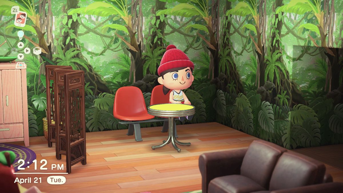 Simones avatar sitter på en orange bänk.