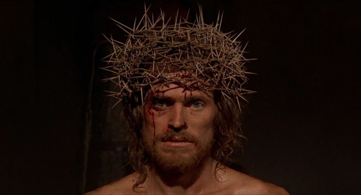 En närbild av Willem Dafoe som Jesus i Kristus sista fristelse, klädd i en tornkrona och med blod som droppar från pannan och näsan.