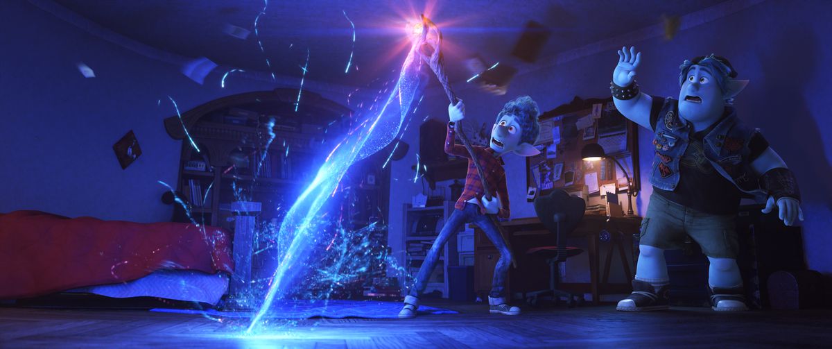 En mager, blåhårig animerad tonårsälva brottar med en magisk som skjuter en bult av blå energi i marken i sitt rum, medan hans skrovliga älvbror ser överraskande på Onward