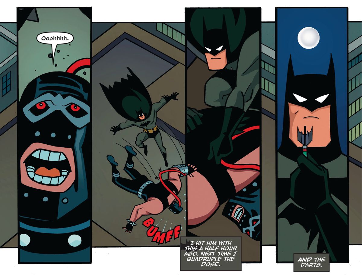 När Bane faller medvetslös plockar Batman en pil från ryggen. 
