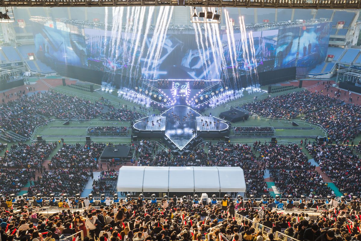 En massiv publik sitter i Sydkoreas Munhak-stadion och tittar på för-showen för League of Legends 2018-världsfinalen