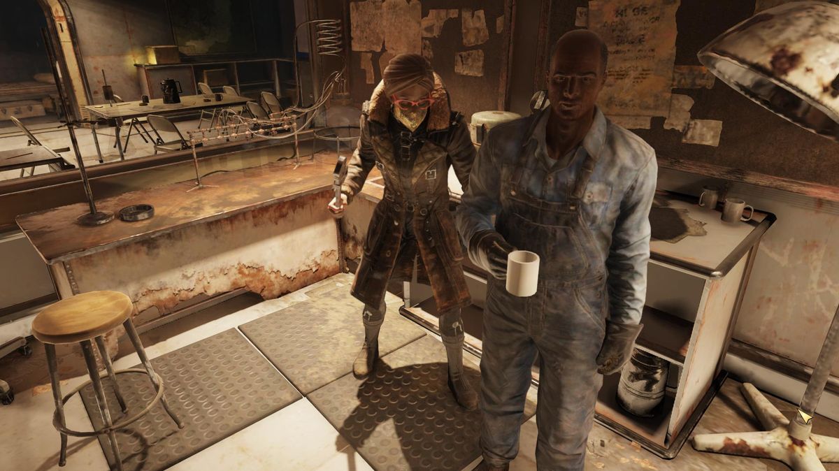 Fallout 76 - en spelare står bakom den nya NPC Paige, med ett vapen i handen.