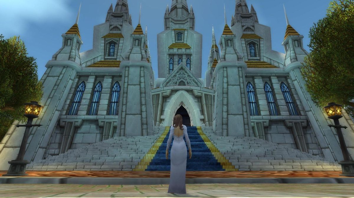 World of Warcraft - en karaktär i en bröllopsklänning står framför Stormwind Cathedral