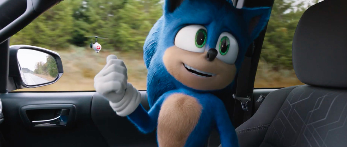 sonic the Hedgehog (redesign) ser på en drönare som flyter utanför ett bilfönster i Sonic the Hedgehog