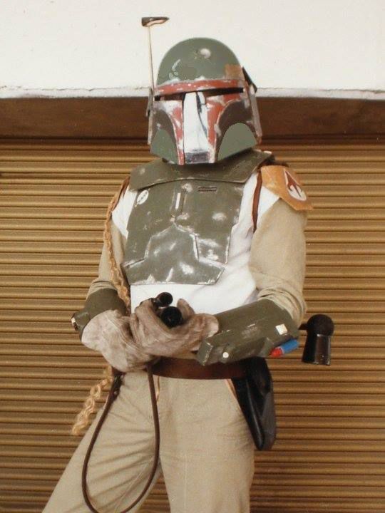 Dented Helmet-grundaren Art Andrews i kostym som Star Wars-skottjägaren Boba Fett