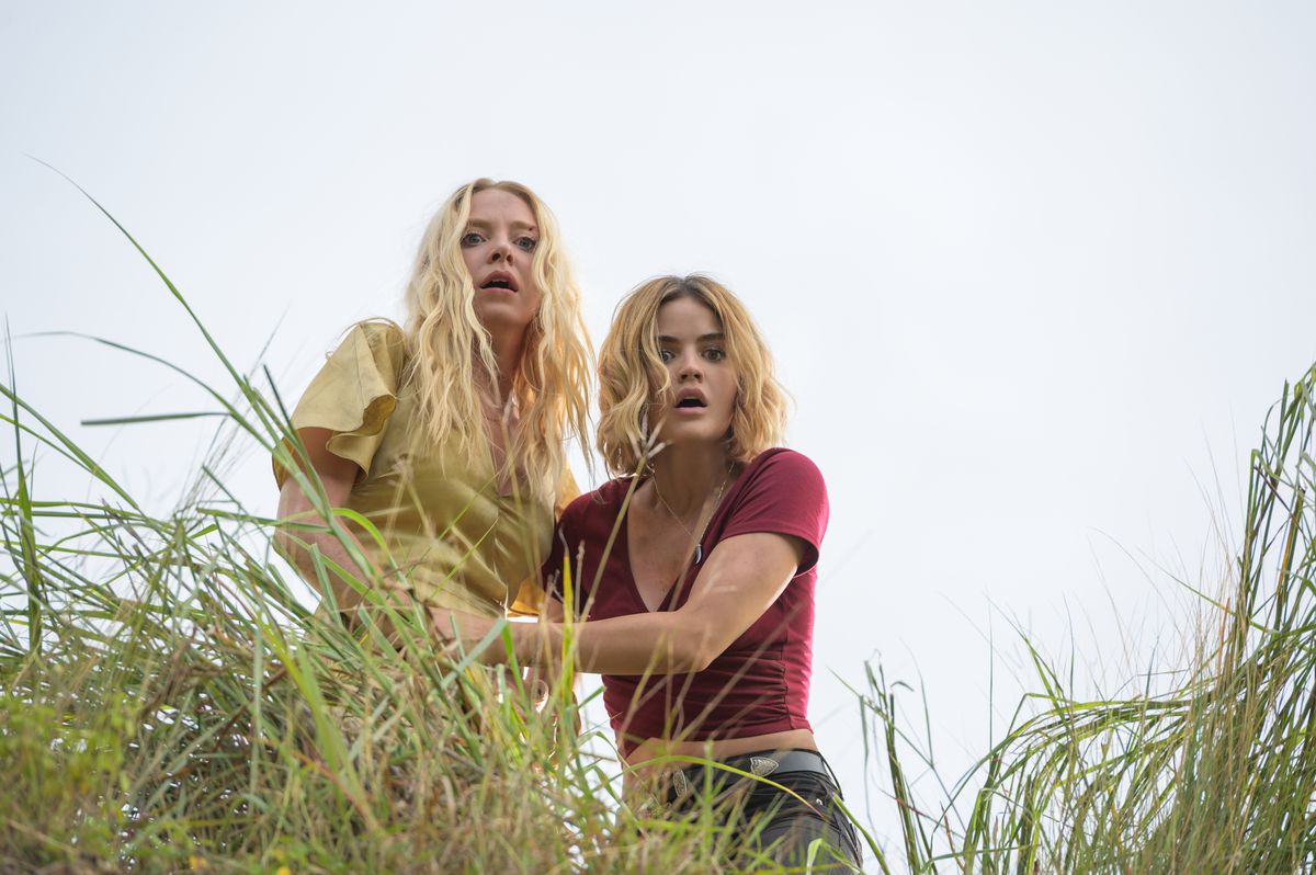 en kvinna och en ung kvinna som står i högt gräs ser nedåt, rädd, på Fantasy Island