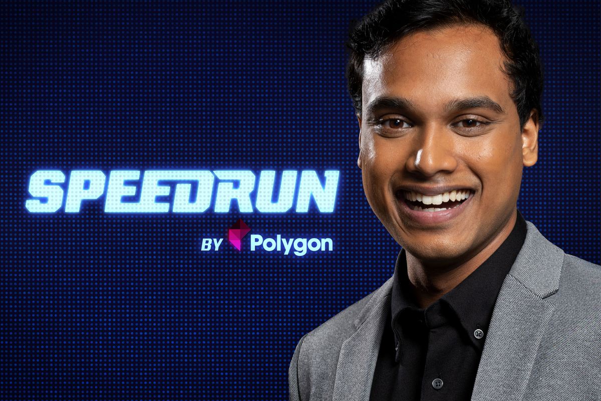 värd Jimmy Mondal ser till kameran ler framför Speedrun-logotypen