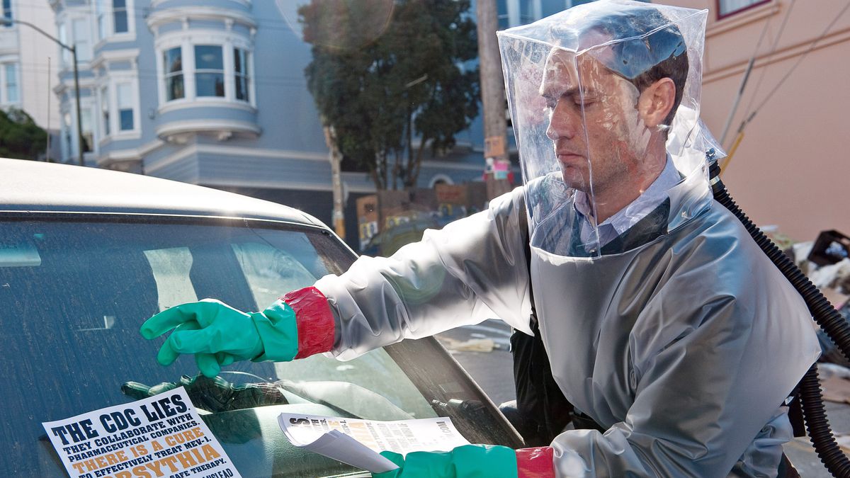 I en scen från Contagion bär Jude Law en hemmagjord grå uppblåsbar Hazmat-kostym med en fyrkantig genomskinlig bubbla över huvudet när han distribuerar reklamblad och läser 