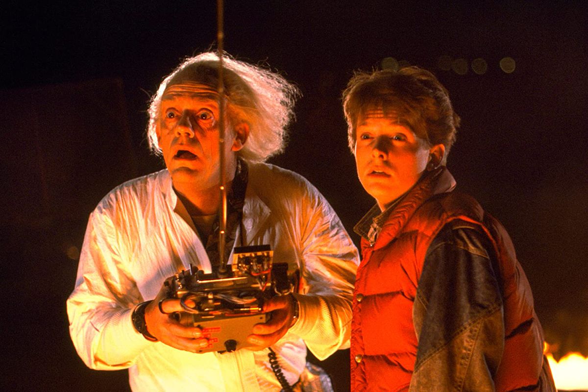 Marty (Michael J Fox) och Doc Brown (Christopher Lloyd) stirrar på avstånd