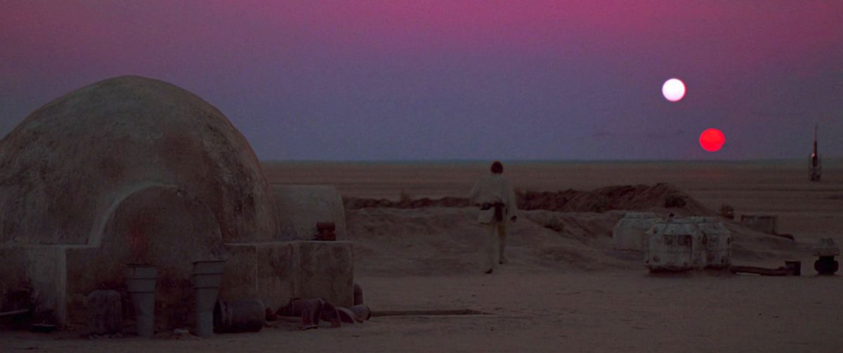 Luke Skywalker går mot solnedgången på Tatooine i Star Wars: A New Hope