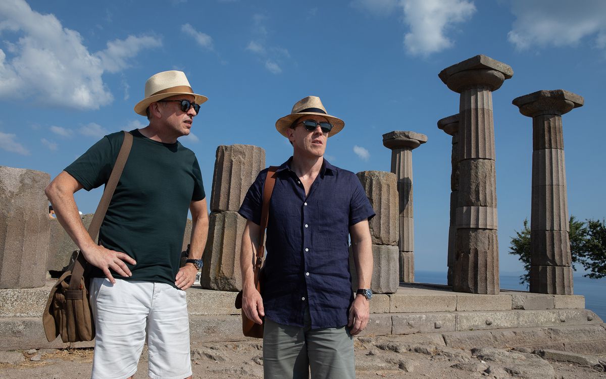 Steve Coogan och Rob Brydon framför tempelruinerna i resan till Grekland