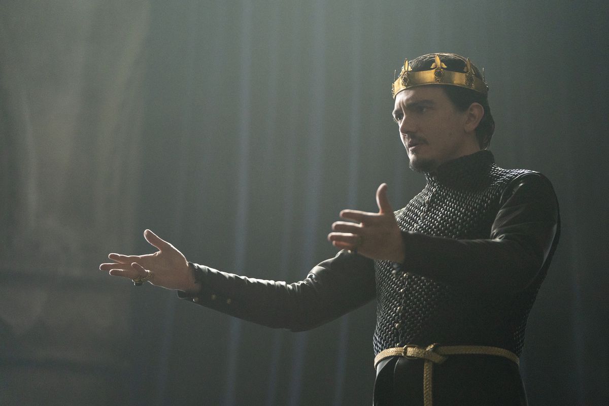CURSED (L TO R) SEBASTIAN ARMESTO som KING UTHER PENDRAGON i avsnitt 101 av CURSED Cr. ROBERT VIGLASKY / Netflix   2020