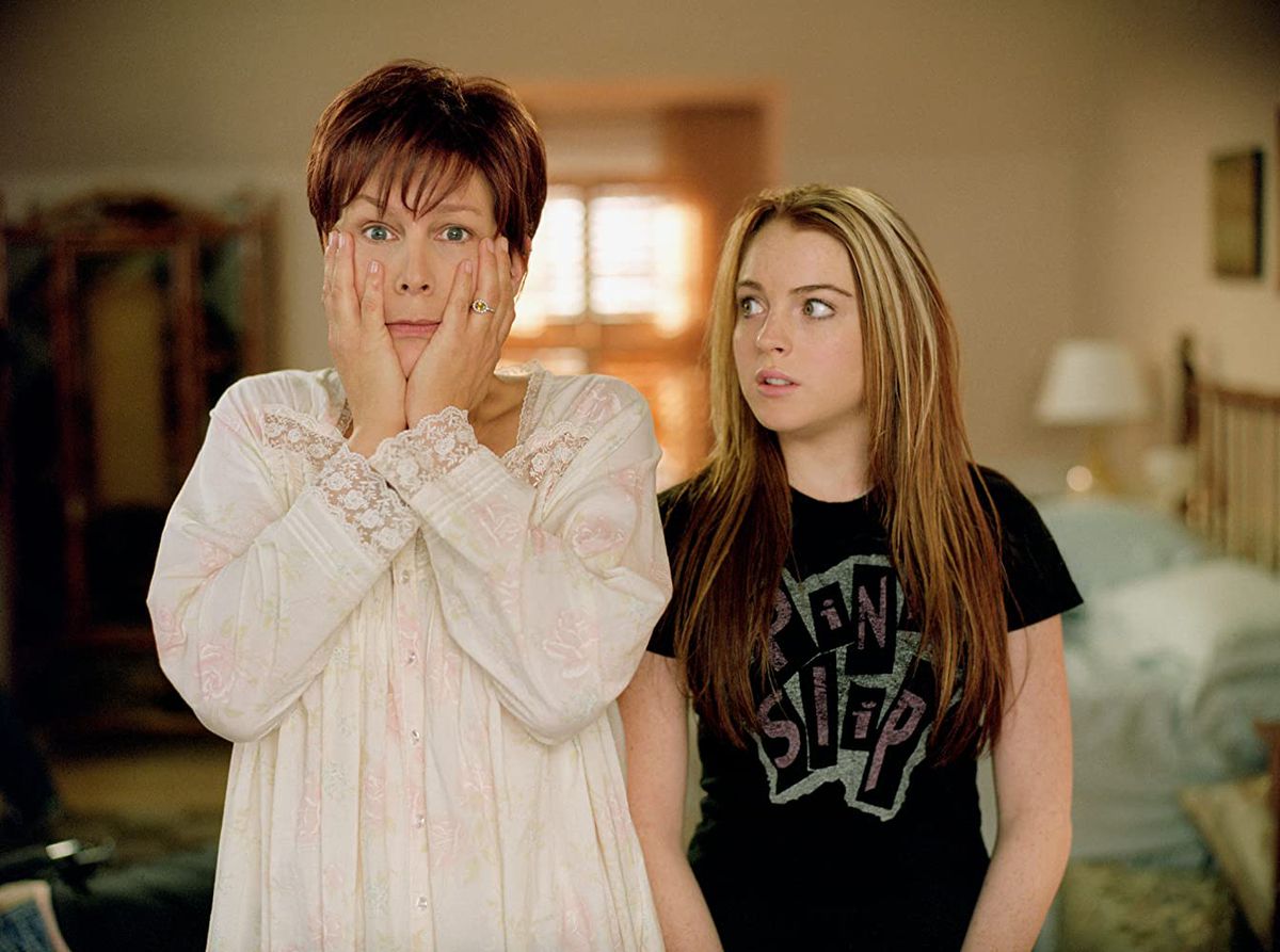 Jamie Lee Curtis håller i ansiktet medan Lindsay Lohan ser på i en skärmdump från Freaky Friday