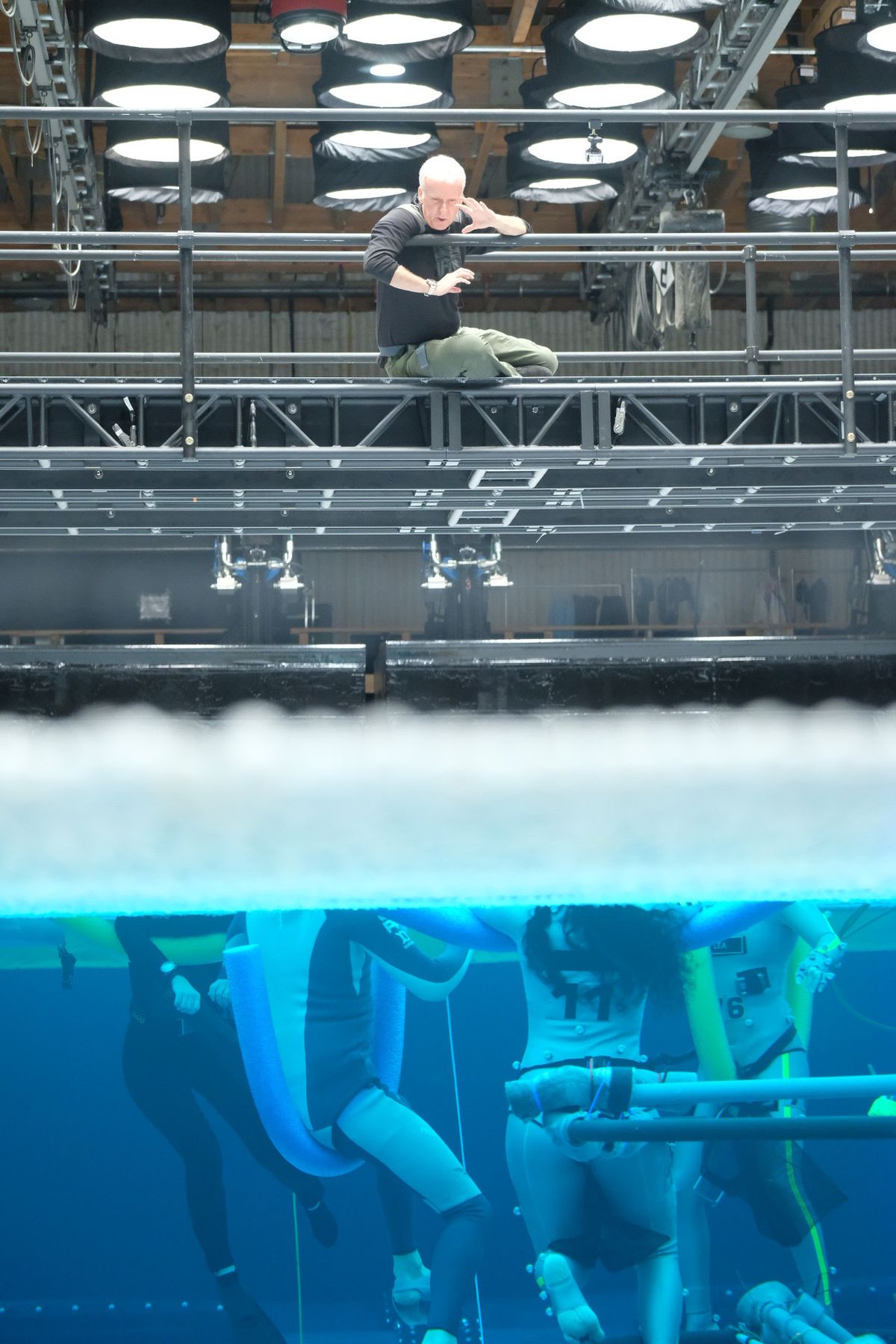 james cameron instruerar simningskådespelare som bär nudlar i en gigantisk vattentank för avatar 2