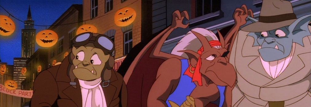 Tre av karaktärerna från Gargoyles bär kostymer på Halloween, med glödande pumpaljus dinglande bakom dem.