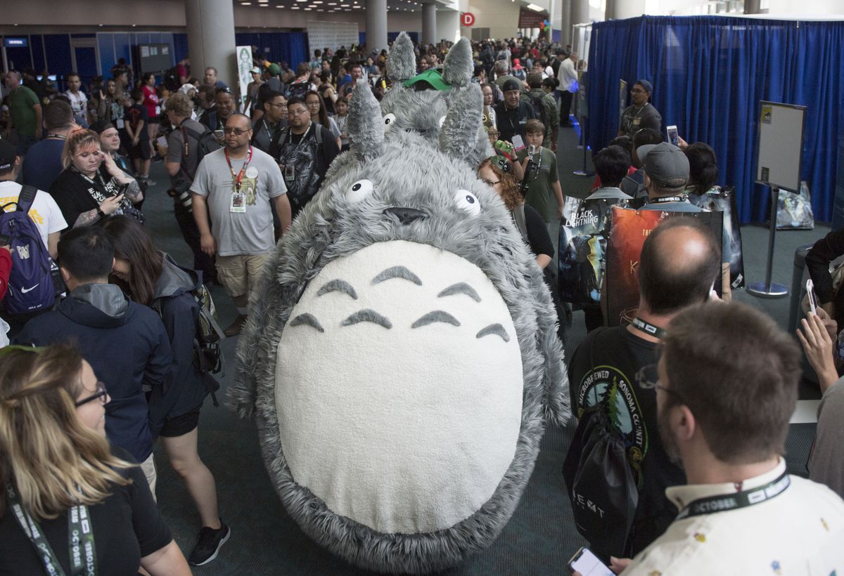 Två personer i Totoro-kostymer går i korridoren under San Diego Comic-Con 2018 