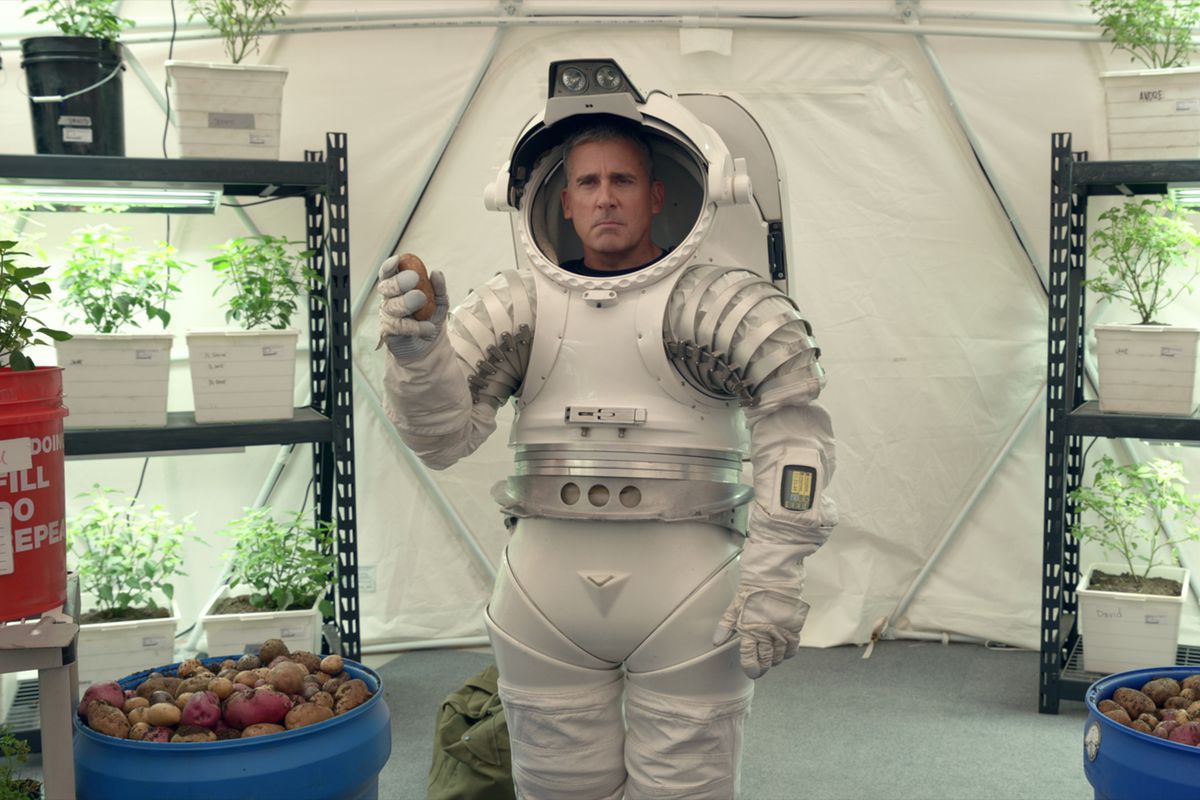 General Naird (Steve Carell) bär en rymddräkt och håller en potatis