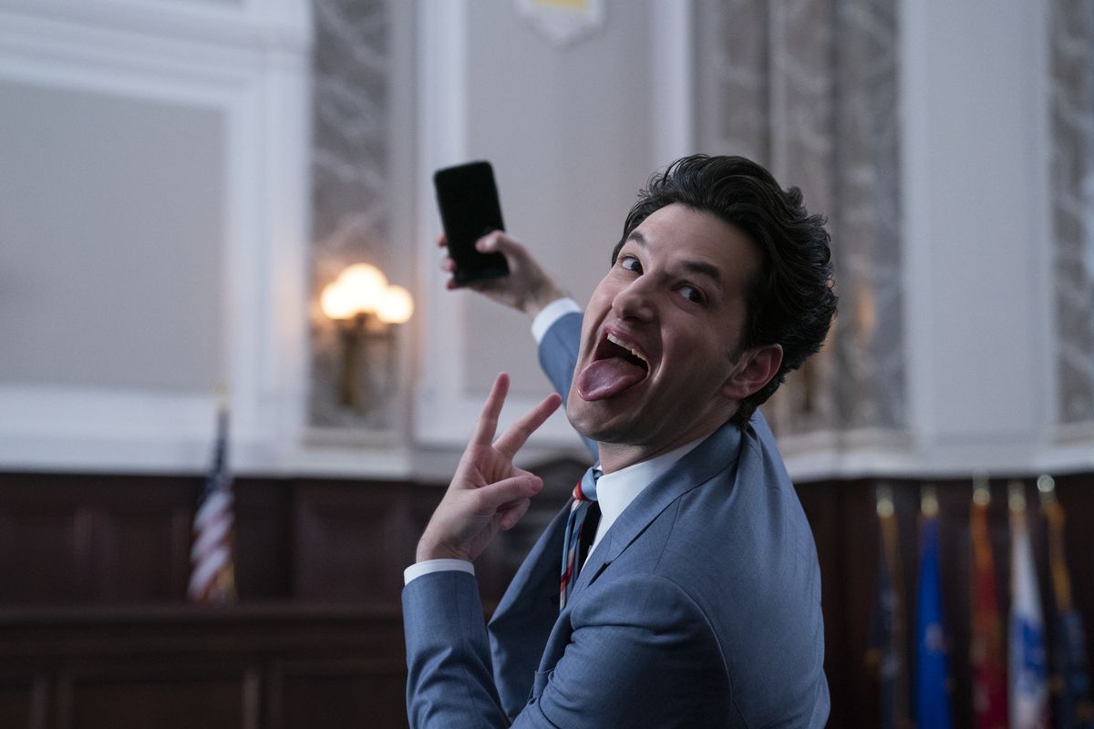 F. Tony (Ben Schwartz) tar en selfie medan han kastar ett fredsskylt och sticker ut tungan
