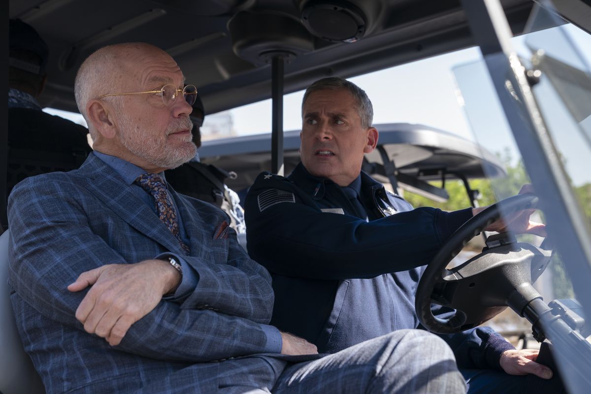 General Naird (Steve Carell) och Dr. Mallory (John Malkovitch) rider på en golfvagn
