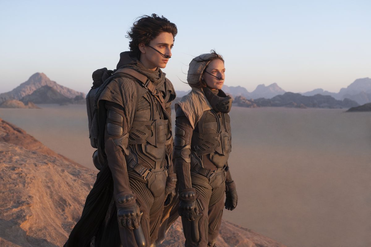 Timothée Chalamet och Rebecca Ferguson pooping i deras stilldräkter i Dune-film