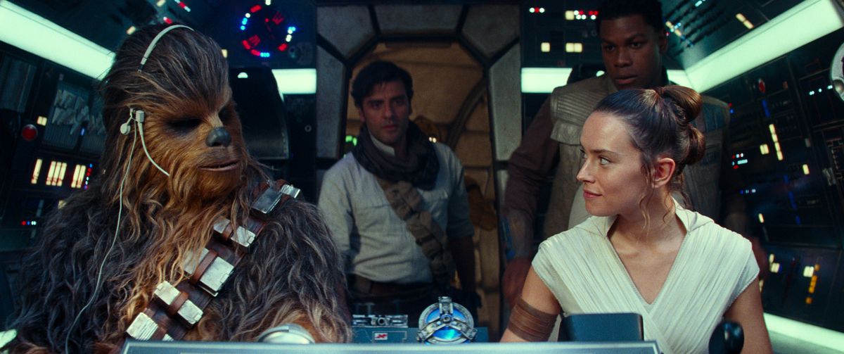 Star Wars: The Rise of Skywalker-karaktärerna Chewbacca, Poe, Rey och Finn tittar på varandra i Millennium Falcon.
