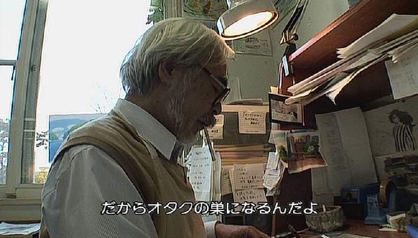 Miyazaki intervjuade medan han skissade och rökte en cigarett