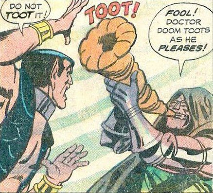 “Toot toot it!” Namor ropar och doktorn Doom, som lyfter ett långt conch shell på läpparna på sin mask. 