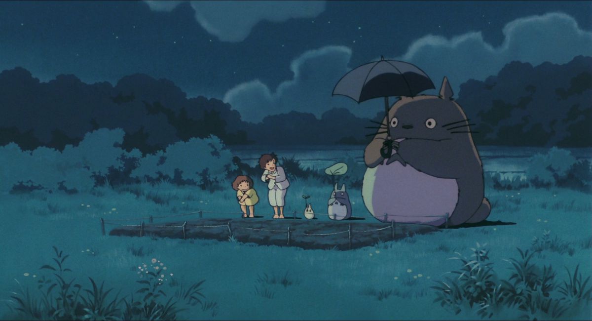 Satsuki, Mei och tre Totoros kramar och sträcker sig för att odla kamferträd i Min granne Totoro