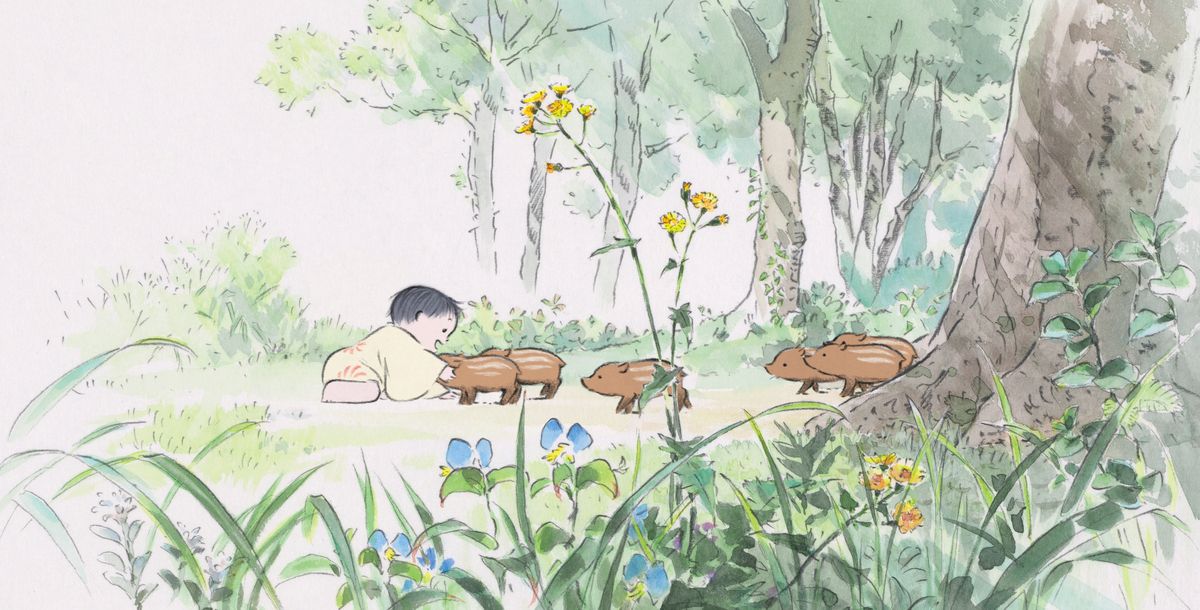 Ett litet japanskt barn i en vid ärm dräkt når ut att röra vid en vildsvingris i Studio Ghiblis animerade inslag The Tale of Princess Kaguya