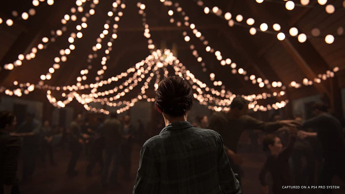Ellie står framför ett rum med ljus i en skärmdump från The Last of Us Part 2