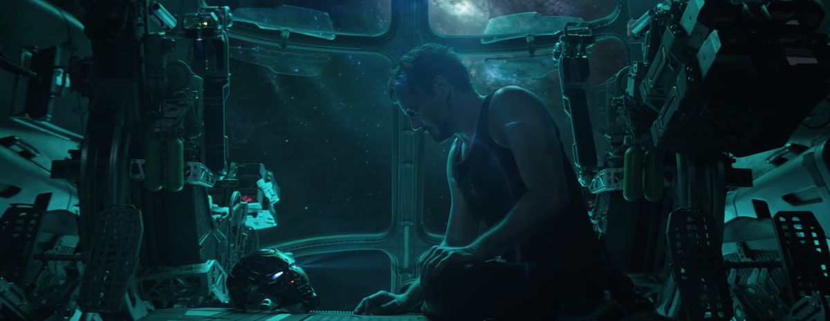 Avengers: Endgame - Tony Stark tittar på hans hjälm