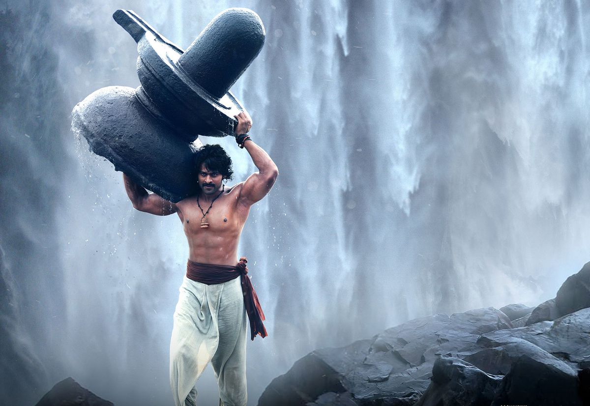 Baahubali: Början - prabhas som baahubali som bär en gigantisk fontän