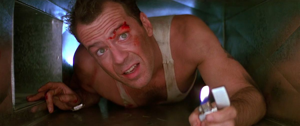 John McClane kryper genom en luftkanal i en stillbild från Die Hard