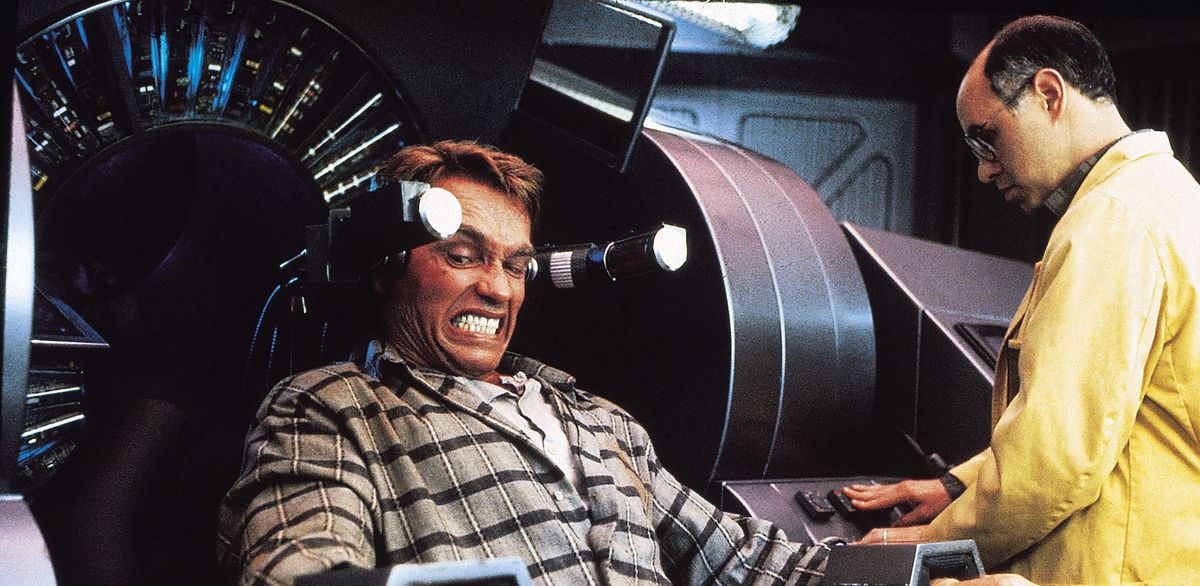 Arnold Schwarzenegger grimaser när minnen implanteras i hans huvud - eller inte?!? - i total återkallelse.