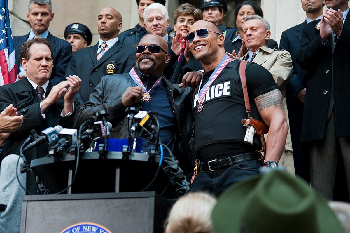 The Rock och Samuel L. Jackson står framför ett podium 