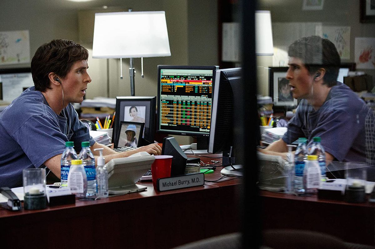 Christian Bale stirrar på en datorskärm i en stillbild från The Big Short