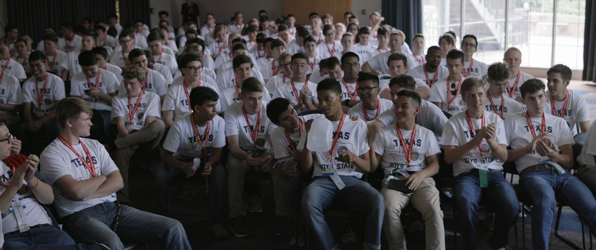 Ett rum fullt av 16-åriga pojkar som bär identiska T-shirts och lanyards i Boys State.