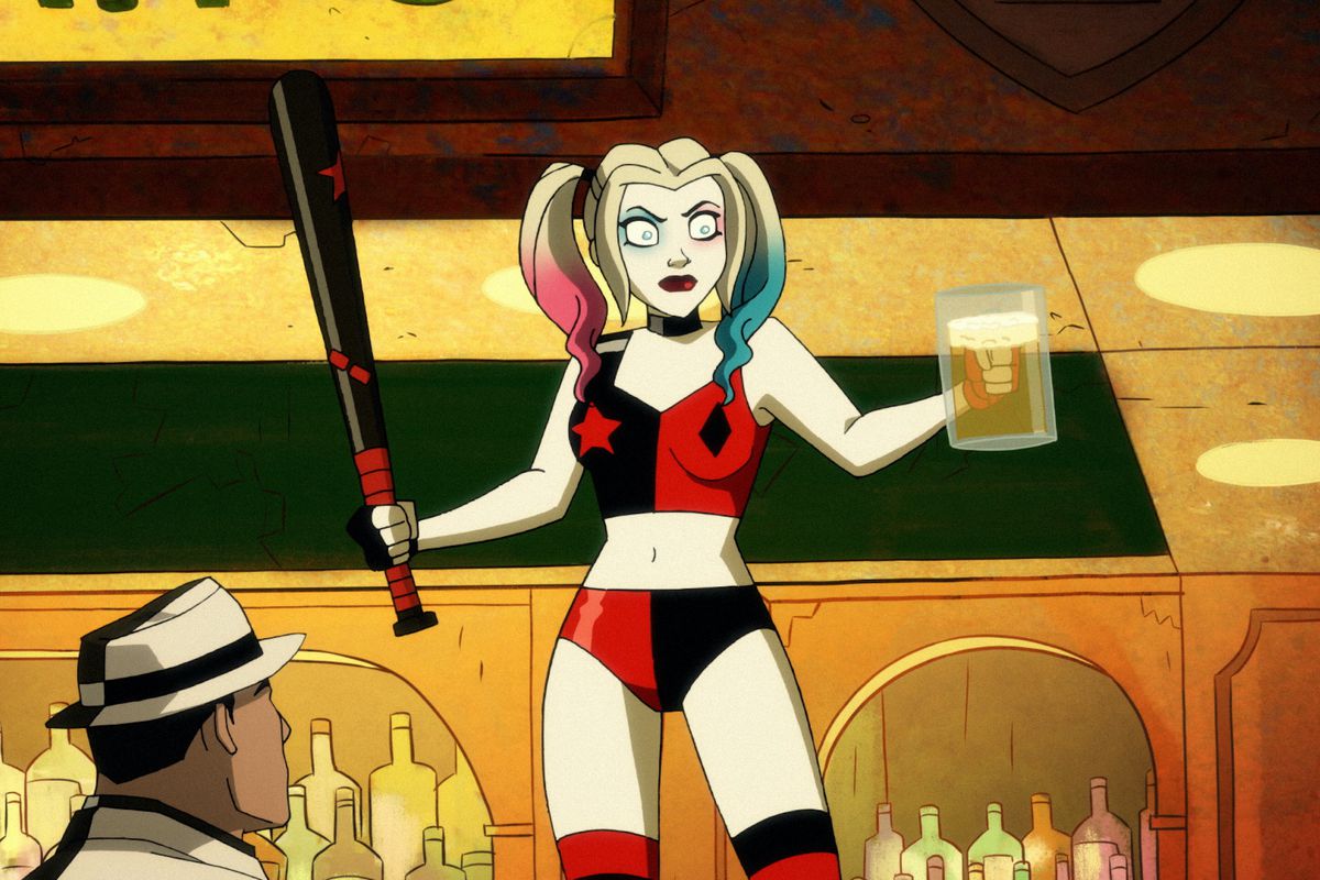 Harley Quinn står på en bar, fladdermus i ena handen, full öl i en annan, i säsong 2 av Harley Quinn.