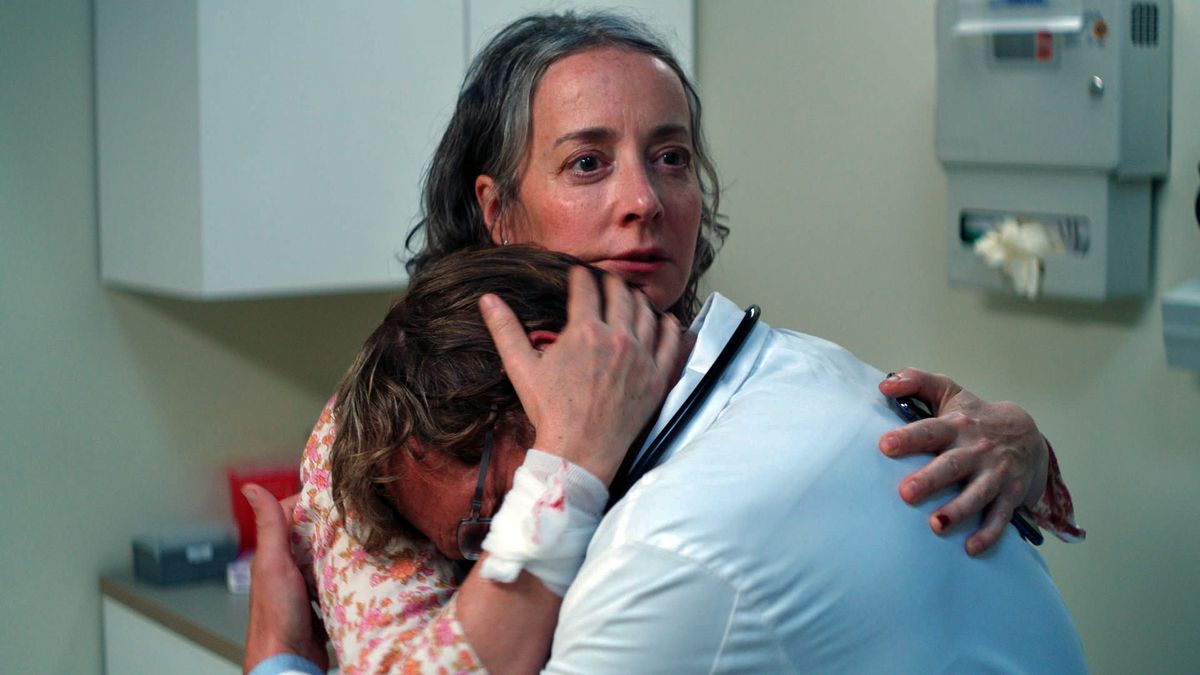 En blodig Jane Adams tröstar en gråtande Josh Lucas i Amy Seimetz 'film She Dies Tomorrow.