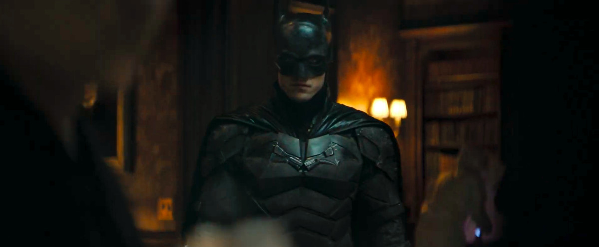 batmanen står i en herrgård i The Batman (2021)